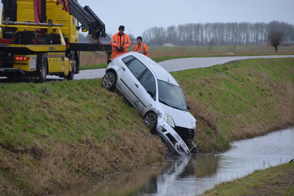Auto belandt in sloot