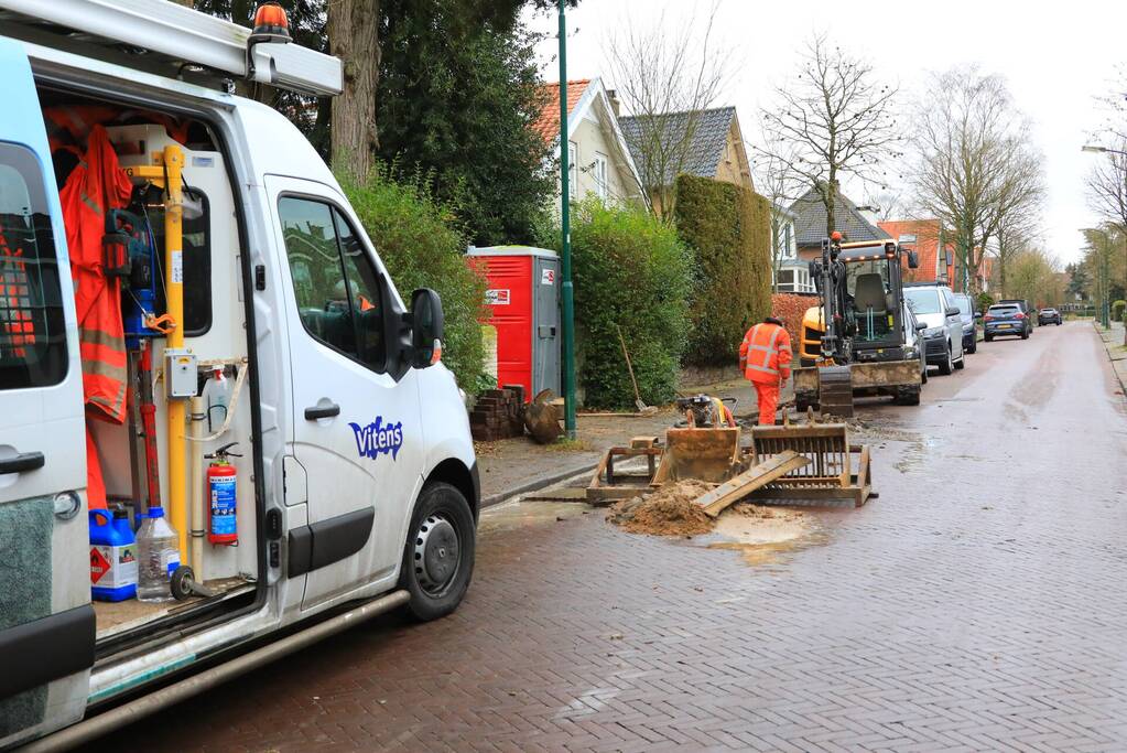 Straat opengebroken door waterlekkage