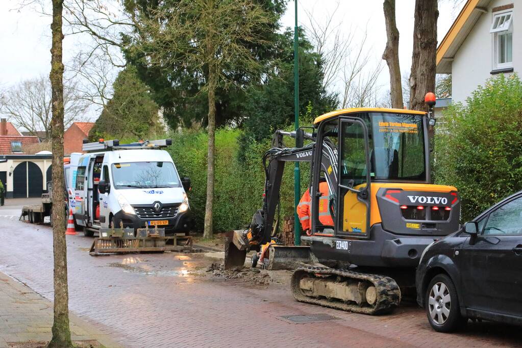 Straat opengebroken door waterlekkage