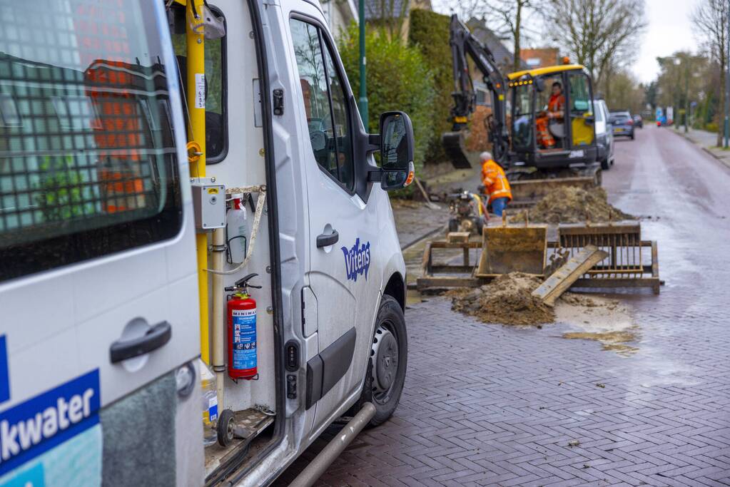 Straat opengebroken door waterlekkage