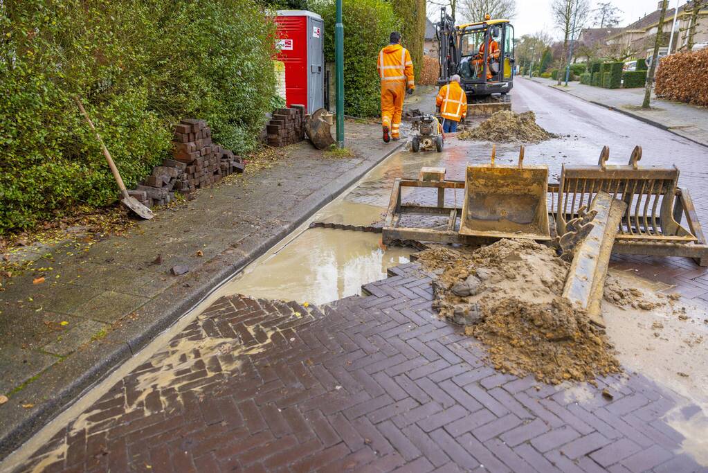 Straat opengebroken door waterlekkage