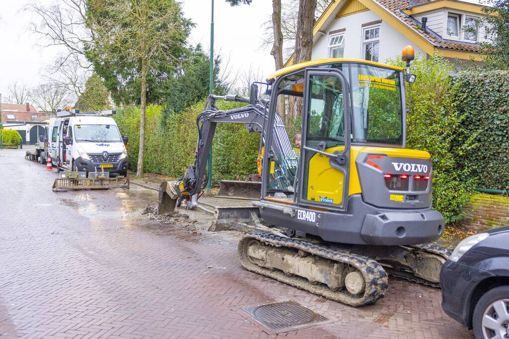 Straat opengebroken door waterlekkage