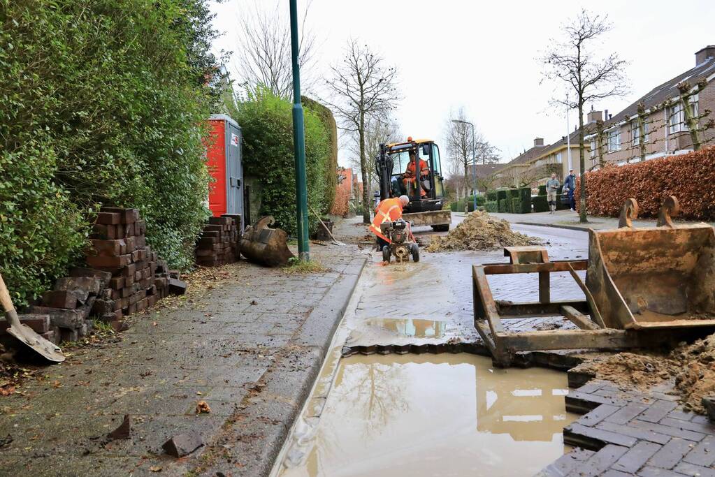 Straat opengebroken door waterlekkage