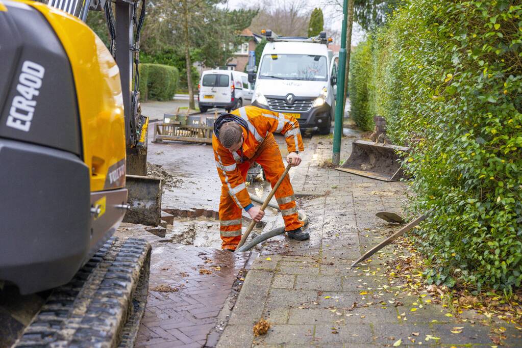 Straat opengebroken door waterlekkage
