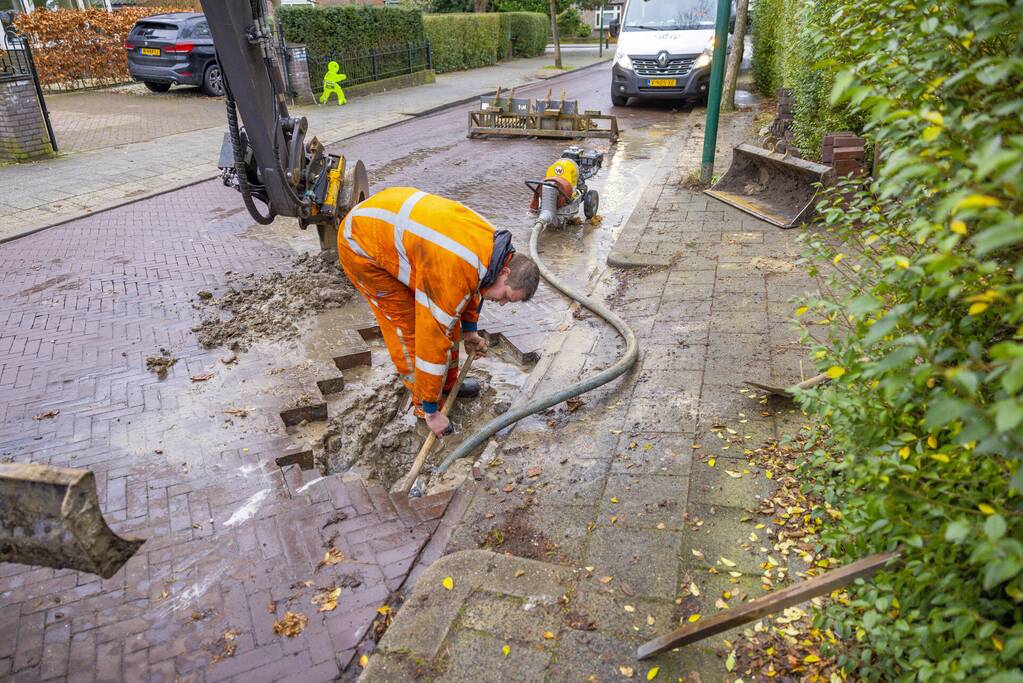 Straat opengebroken door waterlekkage