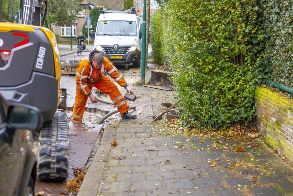 Straat opengebroken door waterlekkage