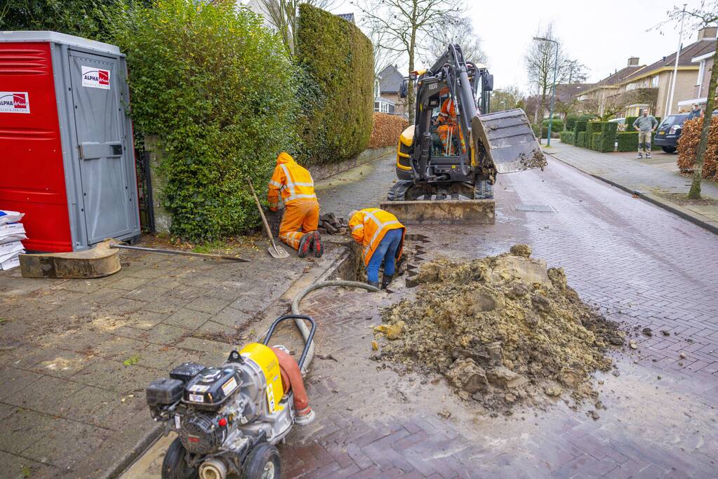 Straat opengebroken door waterlekkage