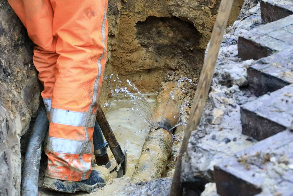 Straat opengebroken door waterlekkage