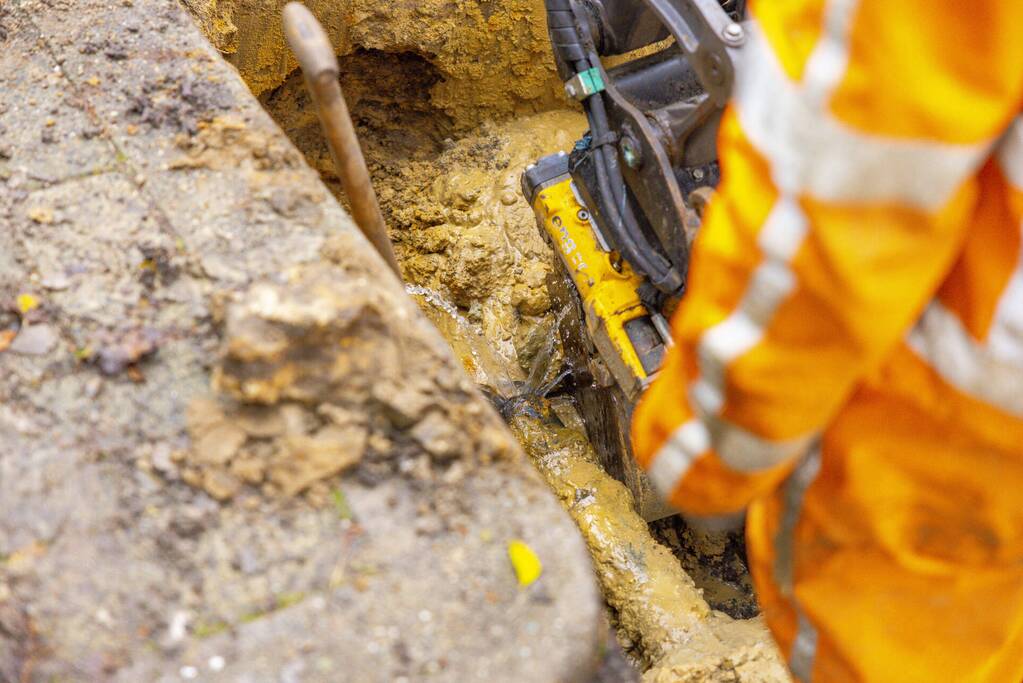 Straat opengebroken door waterlekkage