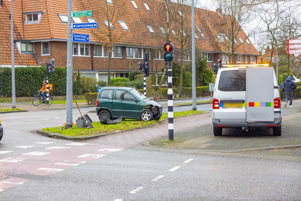 Afslaande brommobiel botst op personenauto