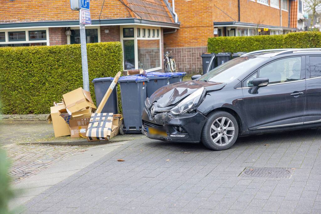 Afslaande brommobiel botst op personenauto