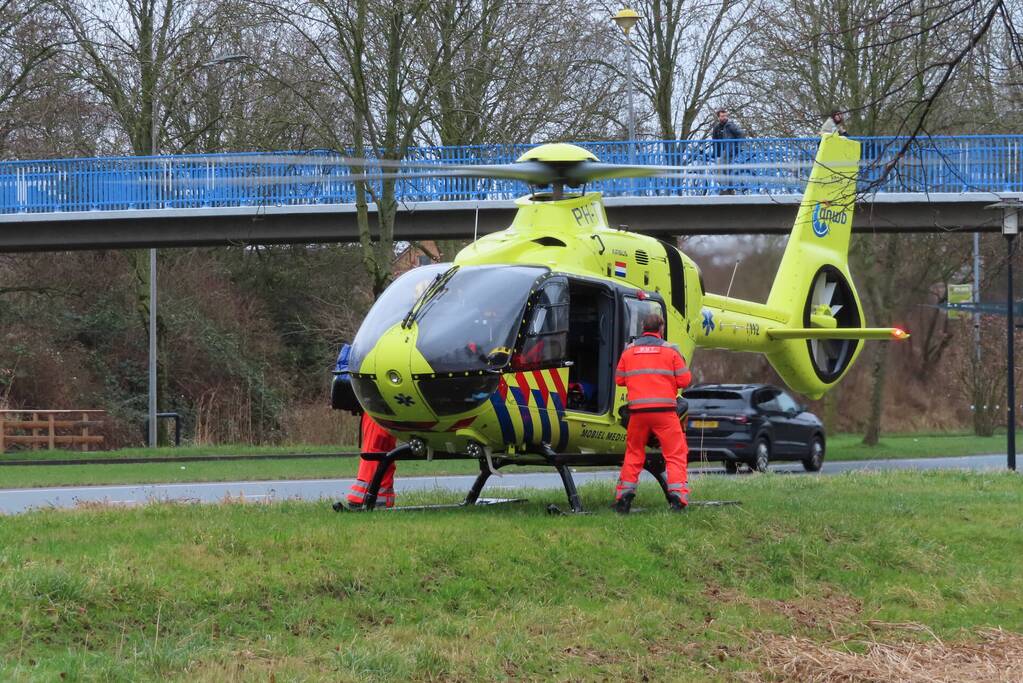 Traumahelikopter landt langs drukke weg