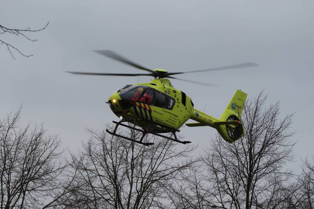 Traumahelikopter landt langs drukke weg