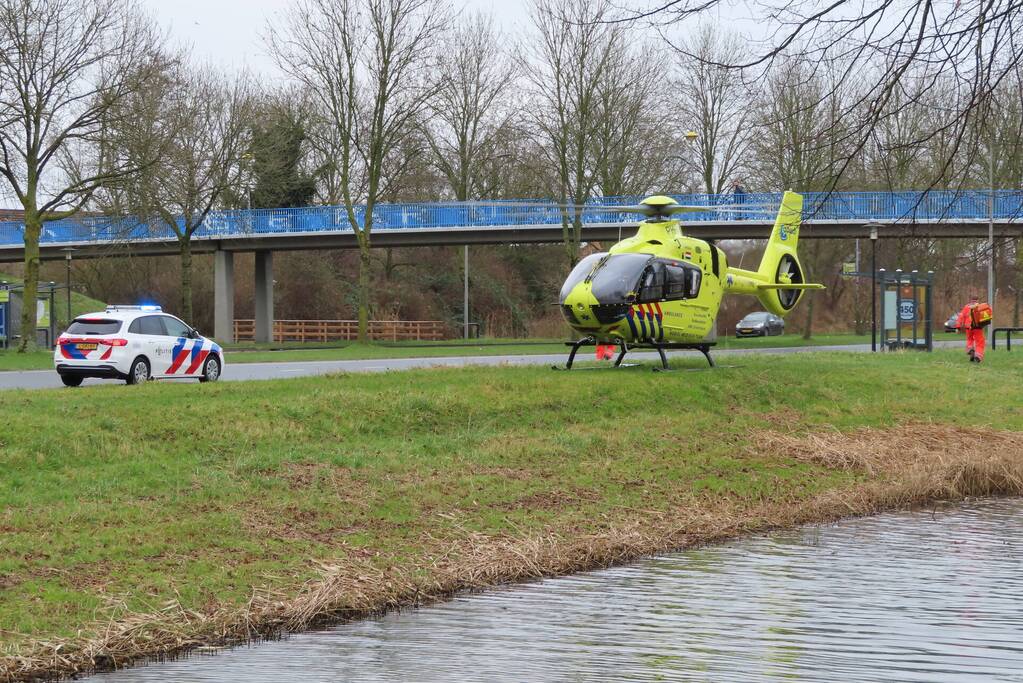 Traumahelikopter landt langs drukke weg