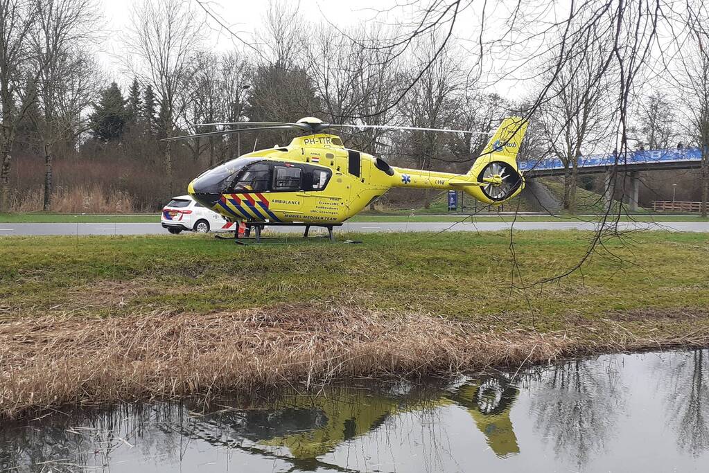 Traumahelikopter landt langs drukke weg
