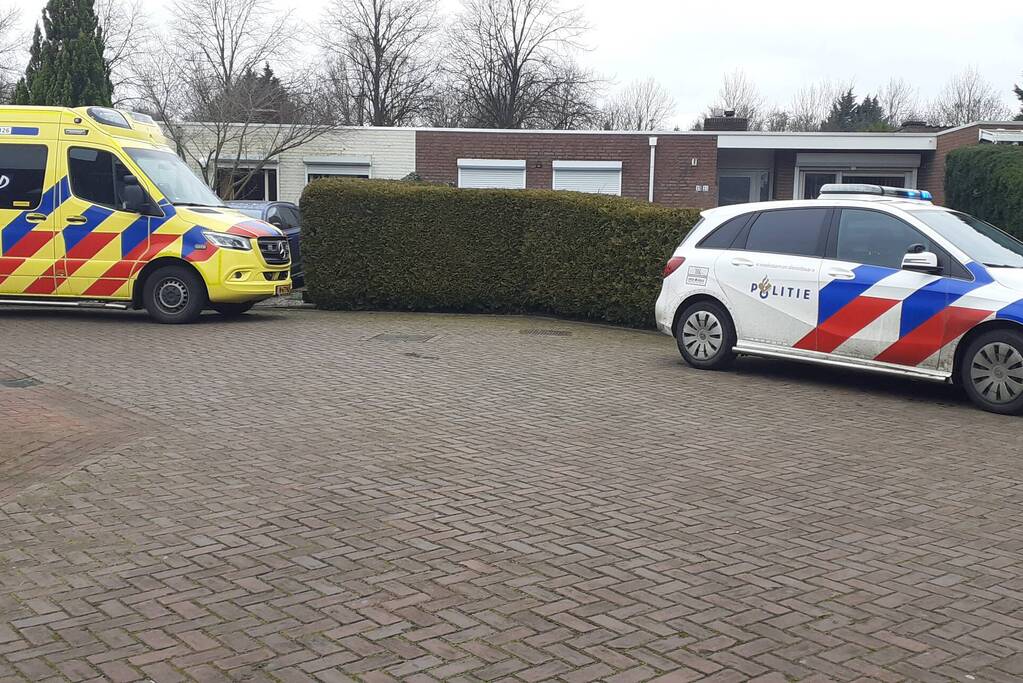 Traumahelikopter landt langs drukke weg