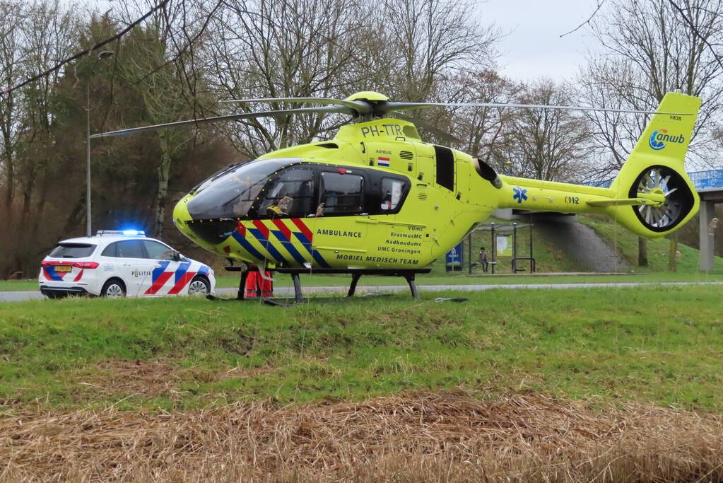 Traumahelikopter landt langs drukke weg