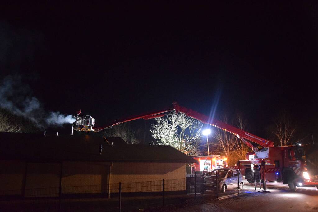 Schoorsteenbrand zorgt voor forse rookontwikkeling