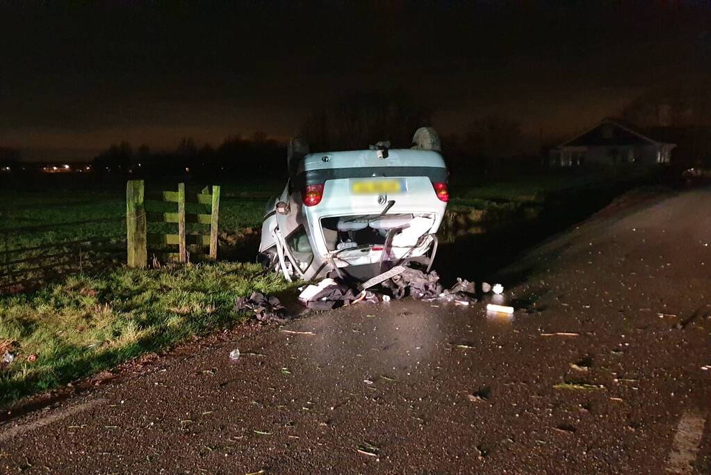 Auto belandt op op zijn kop