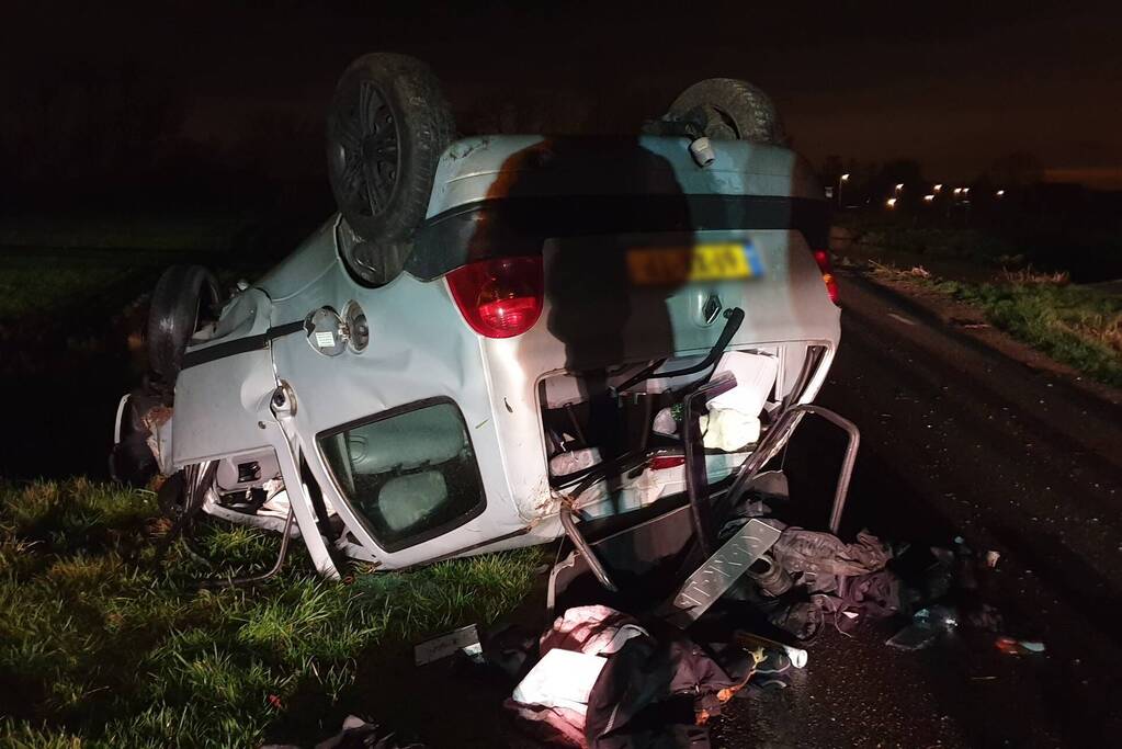 Auto belandt op op zijn kop