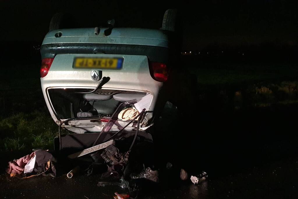 Auto belandt op op zijn kop