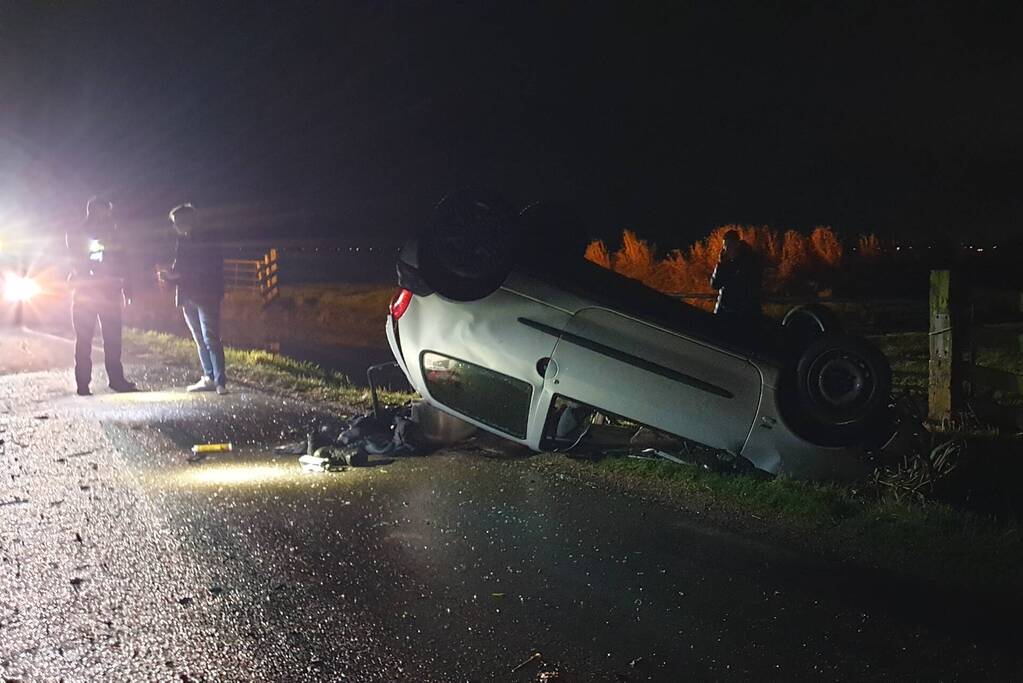 Auto belandt op op zijn kop