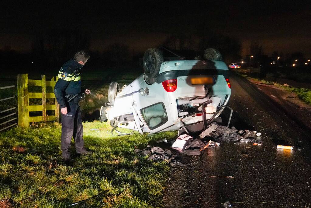 Auto belandt op op zijn kop