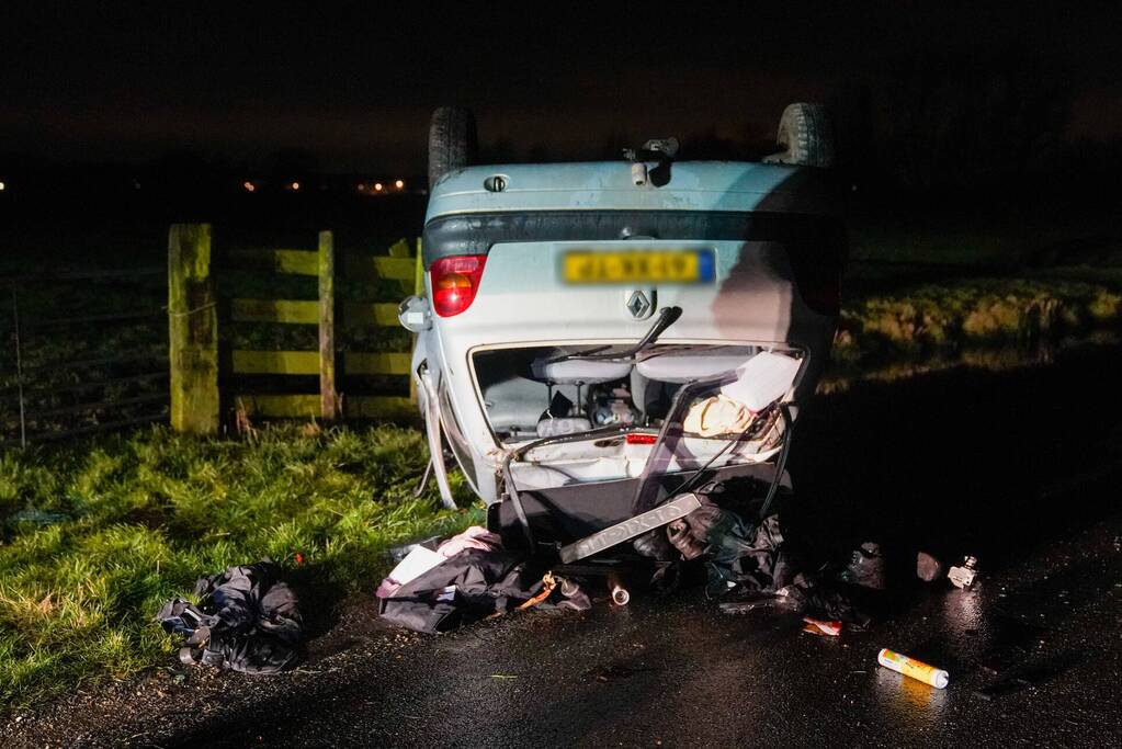 Auto belandt op op zijn kop