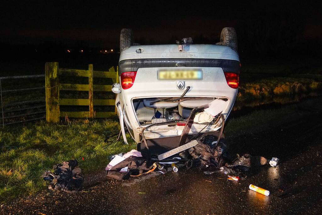 Auto belandt op op zijn kop