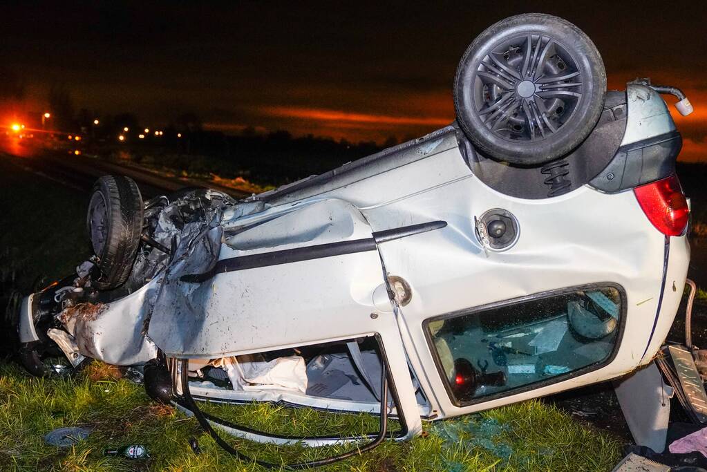 Auto belandt op op zijn kop
