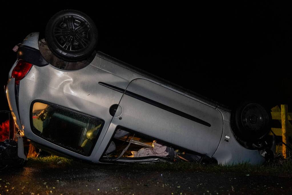 Auto belandt op op zijn kop