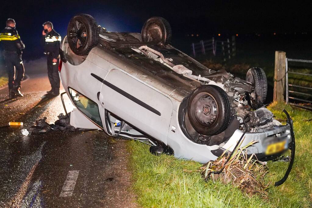 Auto belandt op op zijn kop