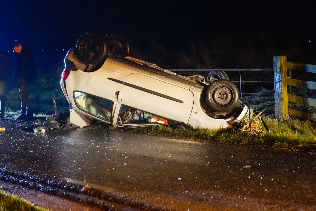 Auto belandt op op zijn kop