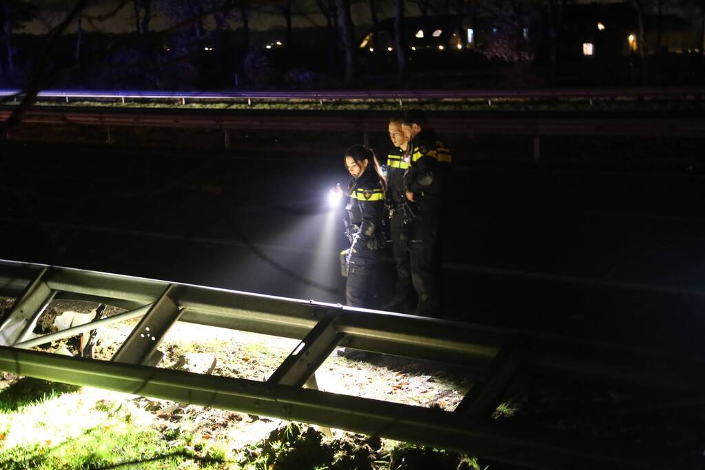 Veel schade na botsing met twee auto's