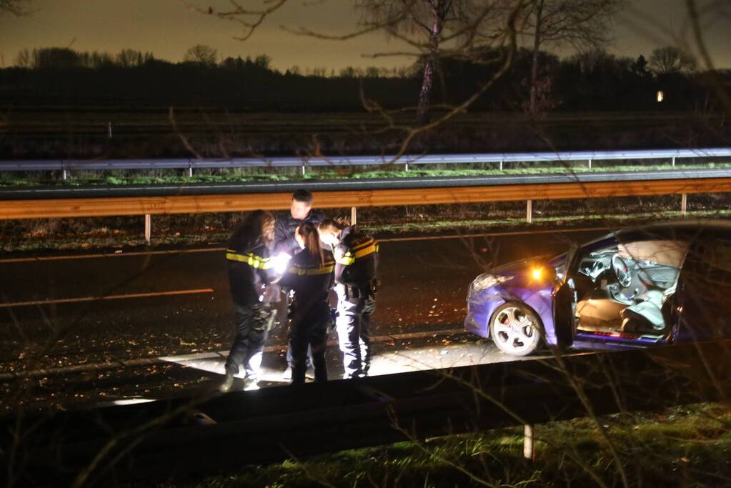 Veel schade na botsing met twee auto's