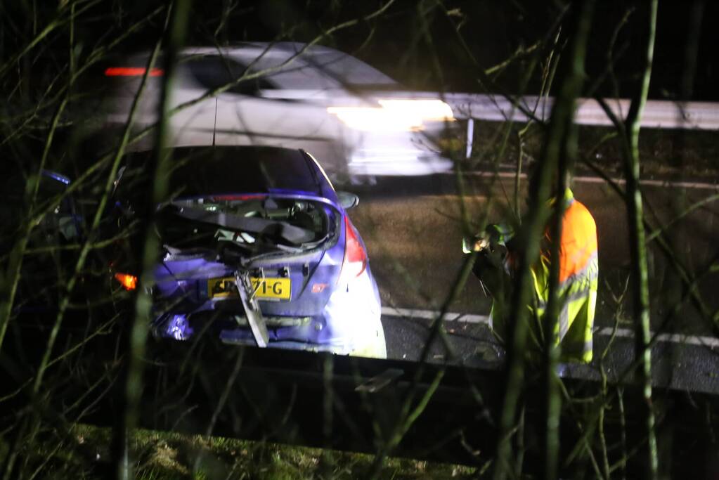 Veel schade na botsing met twee auto's