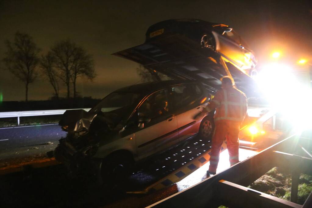 Veel schade na botsing met twee auto's