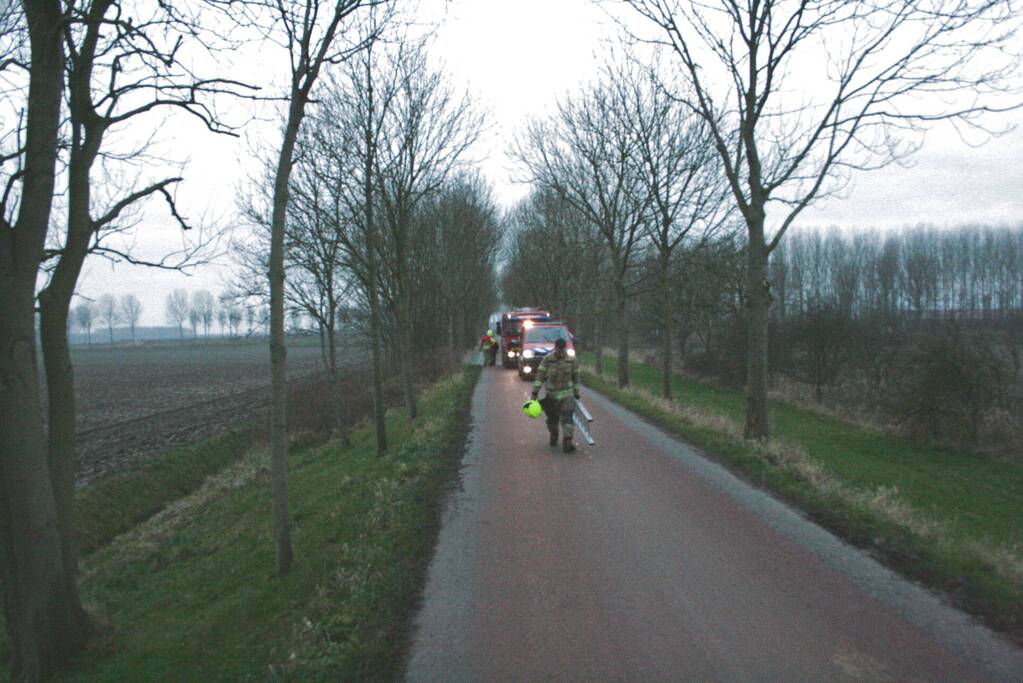 Automobilist schiet van dijk en belandt in sloot