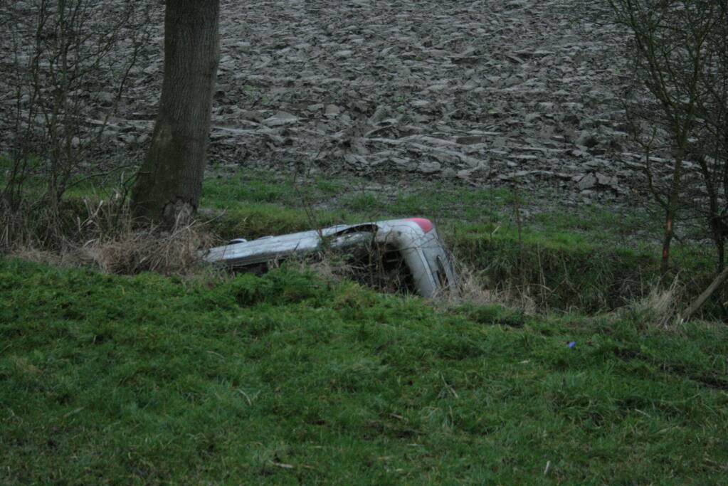 Automobilist schiet van dijk en belandt in sloot
