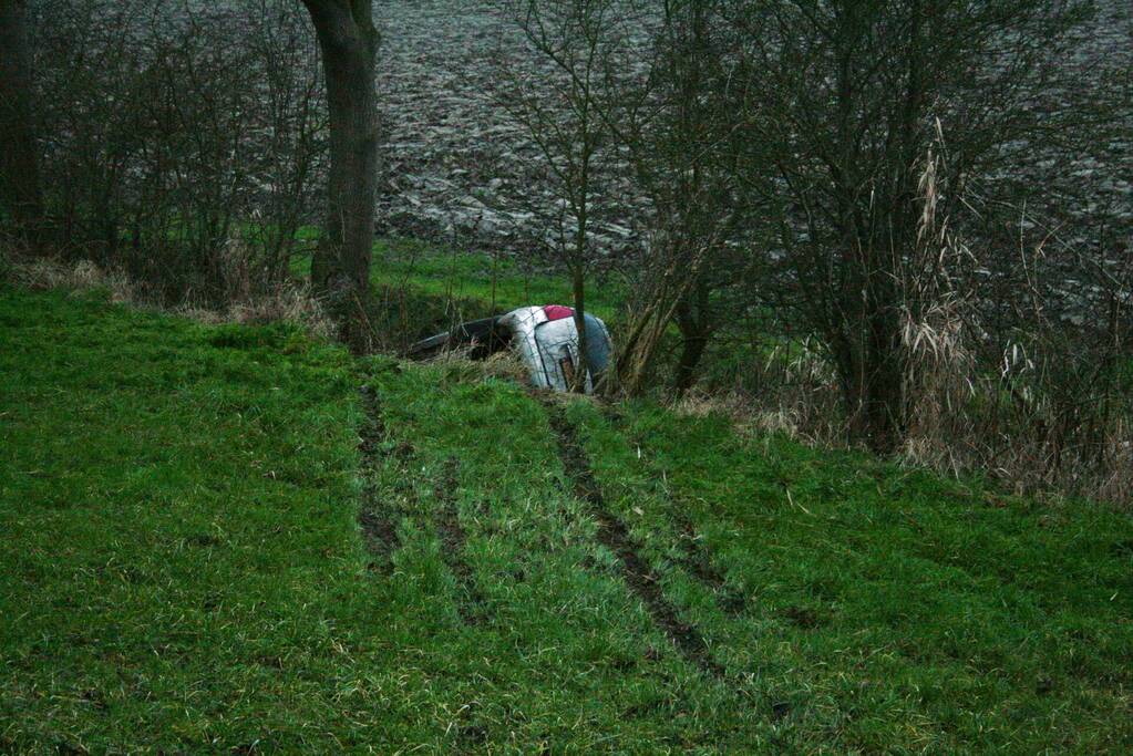 Automobilist schiet van dijk en belandt in sloot