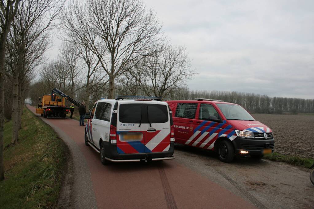 Automobilist schiet van dijk en belandt in sloot