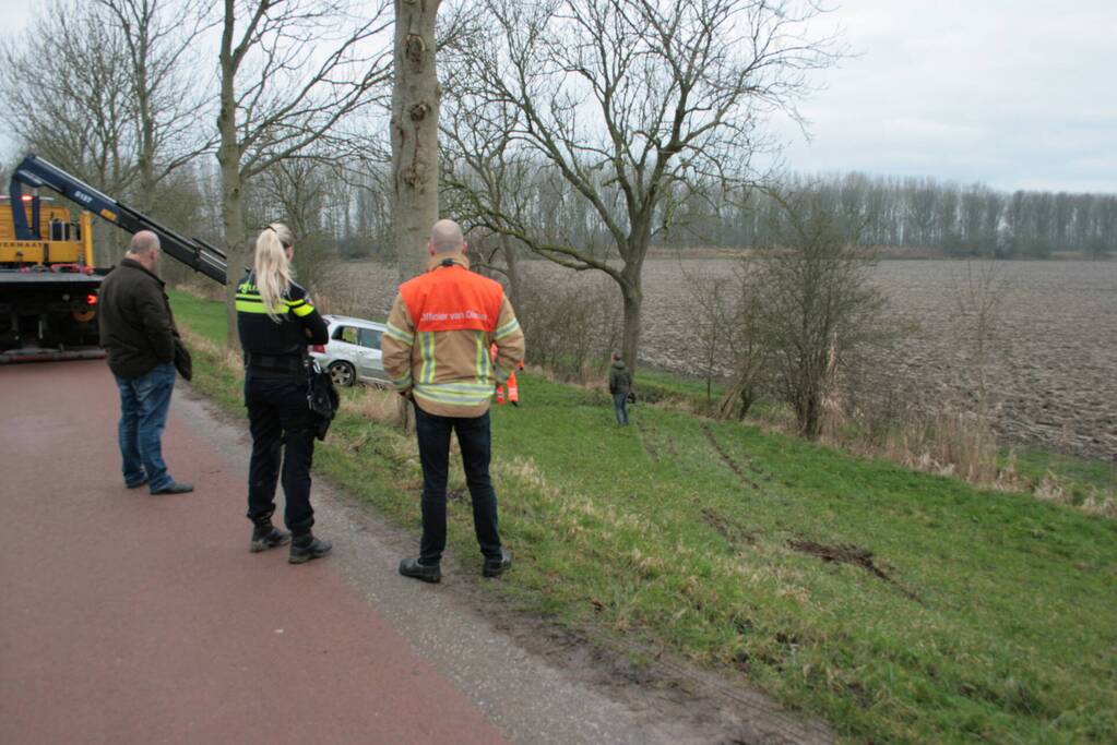Automobilist schiet van dijk en belandt in sloot