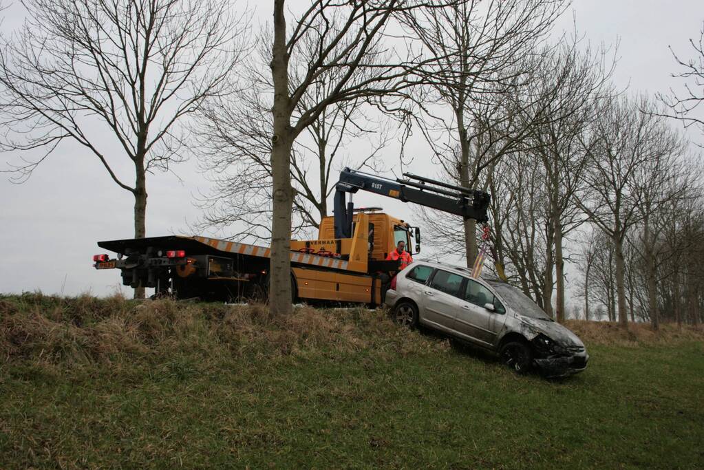 Automobilist schiet van dijk en belandt in sloot