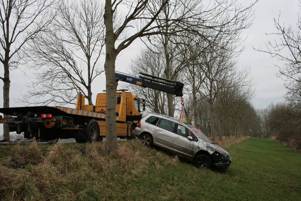 Automobilist schiet van dijk en belandt in sloot
