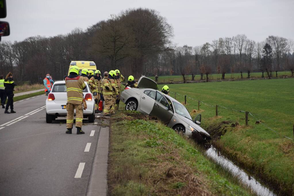 Automobilist belandt in sloot