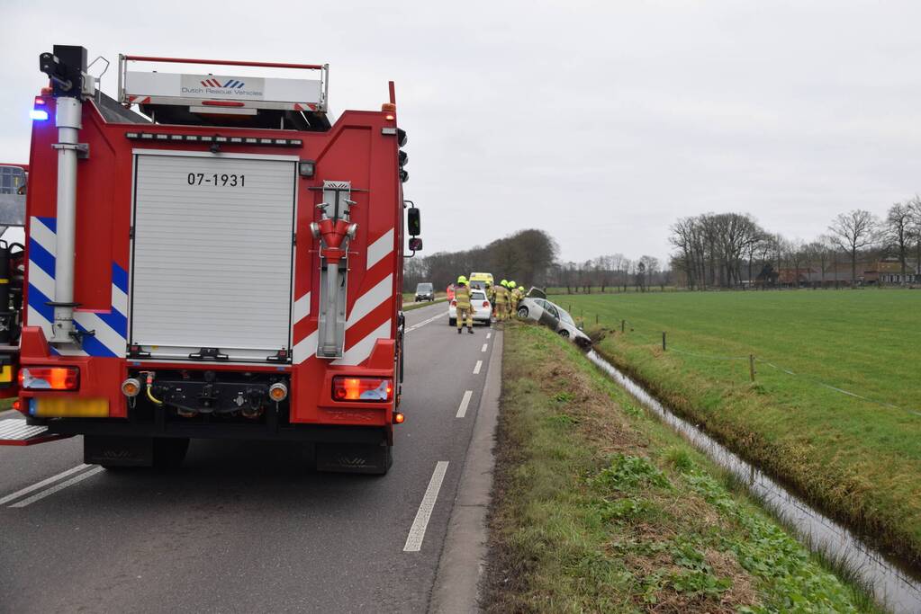 Automobilist belandt in sloot
