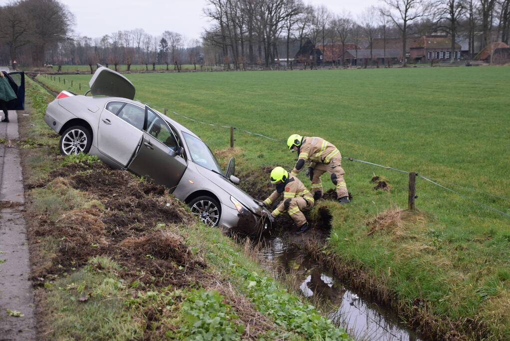 Automobilist belandt in sloot