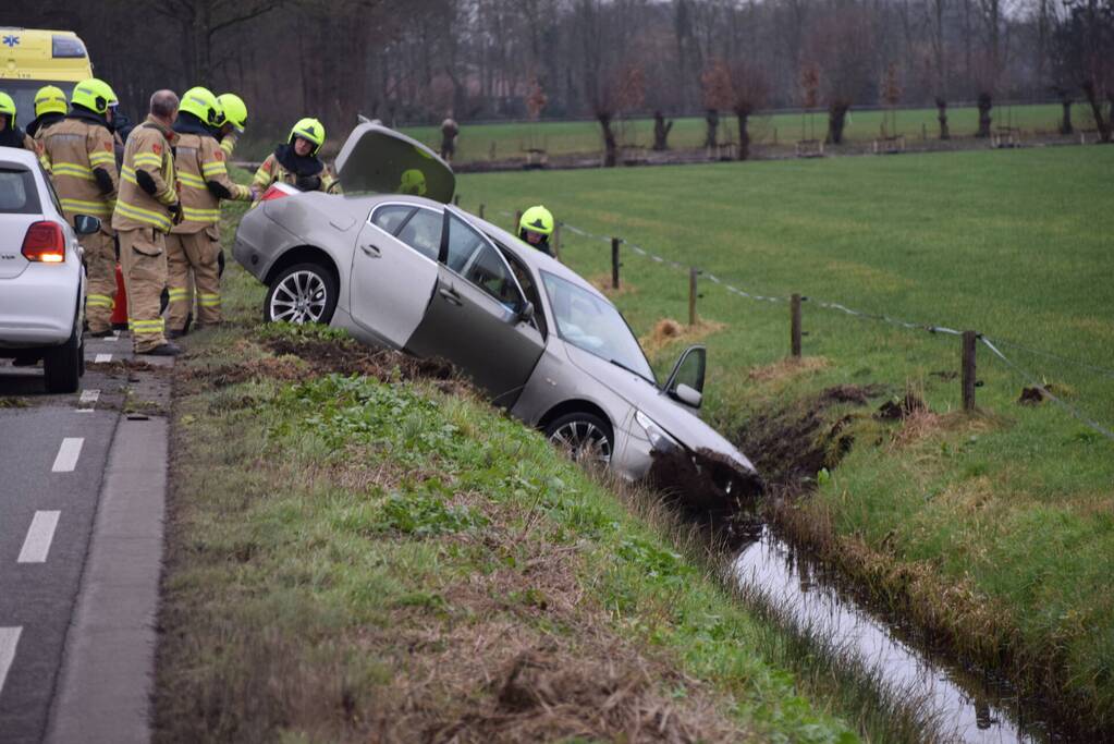 Automobilist belandt in sloot