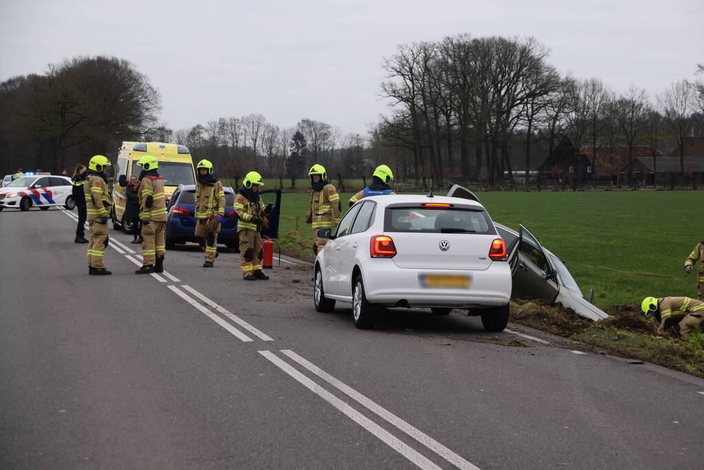 Automobilist belandt in sloot