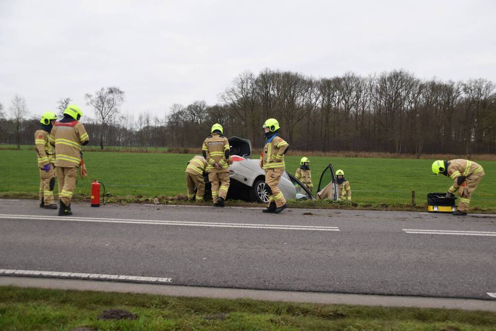 Automobilist belandt in sloot